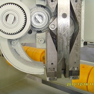 吉安BDJ-2000B型(雙(shuang)伺服驅動(dong))半自動釘(ding)箱機