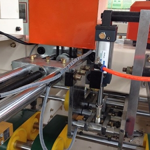 吉安BDJ-2000B型(雙(shuang)伺服驅動(dong))半自動釘(ding)箱機